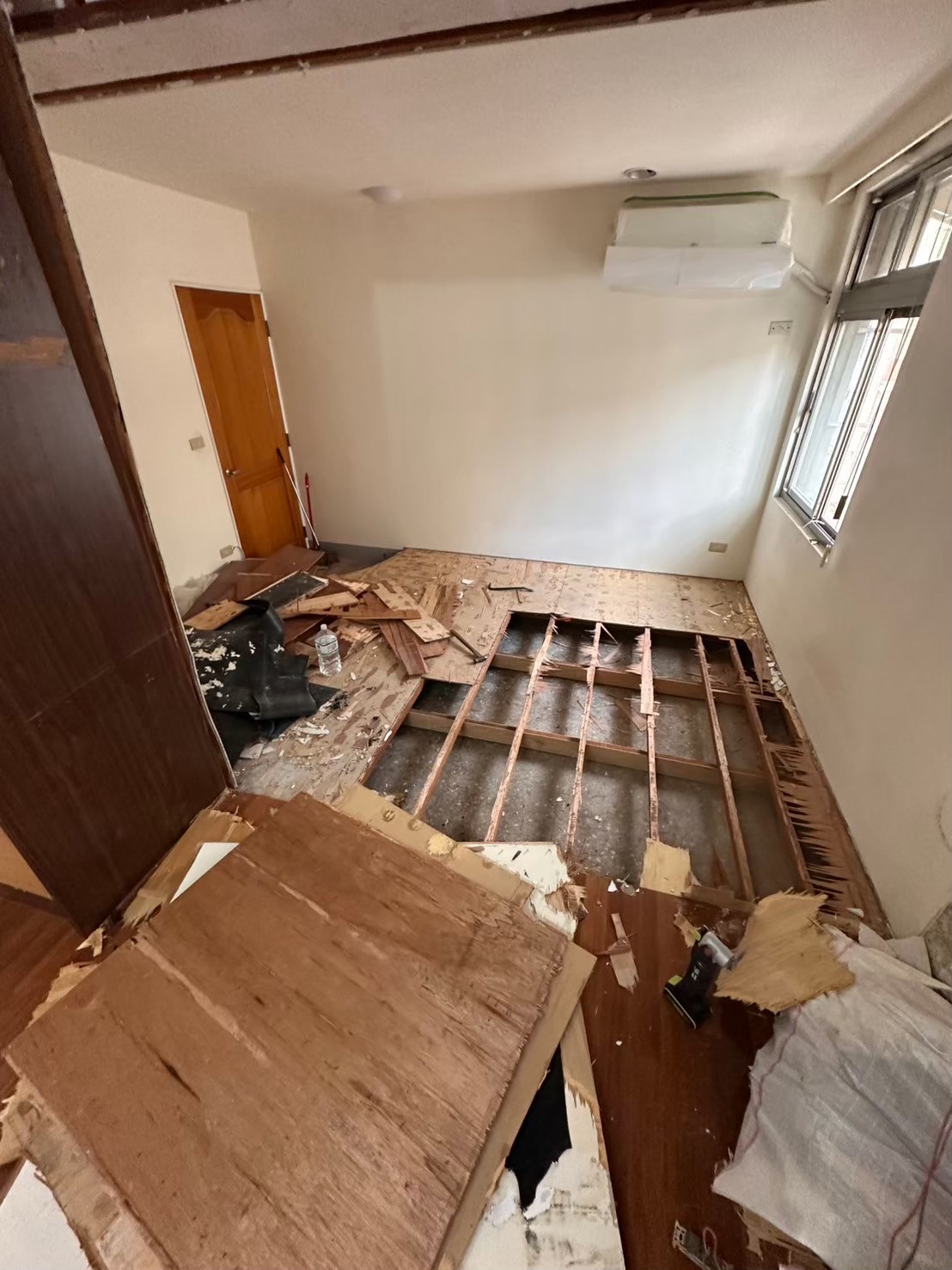 民豐室內裝修-昌盛街林小姐-為確保異味源完全去除，我們進行了全面的拆除工作，包括舊有的木作隔間牆和相關櫃體。拆除過程中特別注意防塵與環境保護，減少對居住空間的影響