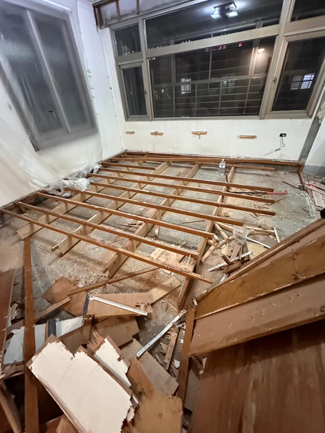 民豐室內裝修-昌盛街林小姐-為確保異味源完全去除，我們進行了全面的拆除工作，包括舊有的木作隔間牆和相關櫃體。拆除過程中特別注意防塵與環境保護，減少對居住空間的影響