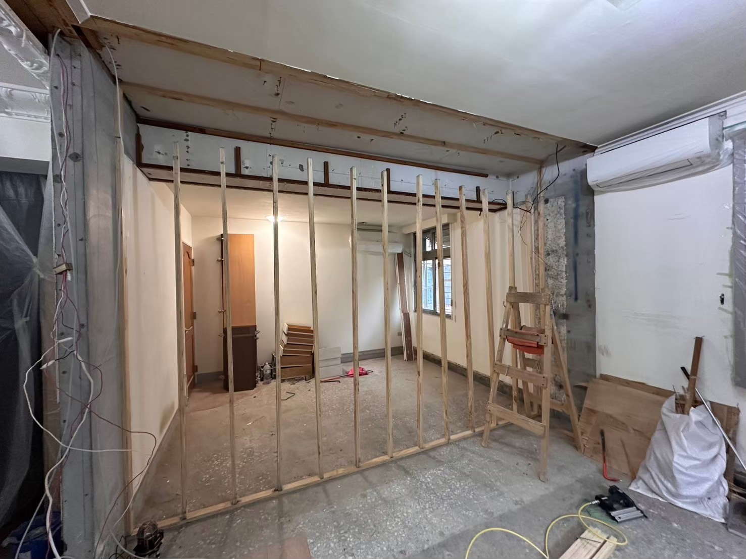 民豐室內裝修-昌盛街林小姐-採用優質木材建構隔間牆骨架，確保結構穩固耐用。每一處連接點都經過精確測量與安裝，為後續的隔音工程與面板安裝打下堅實基礎