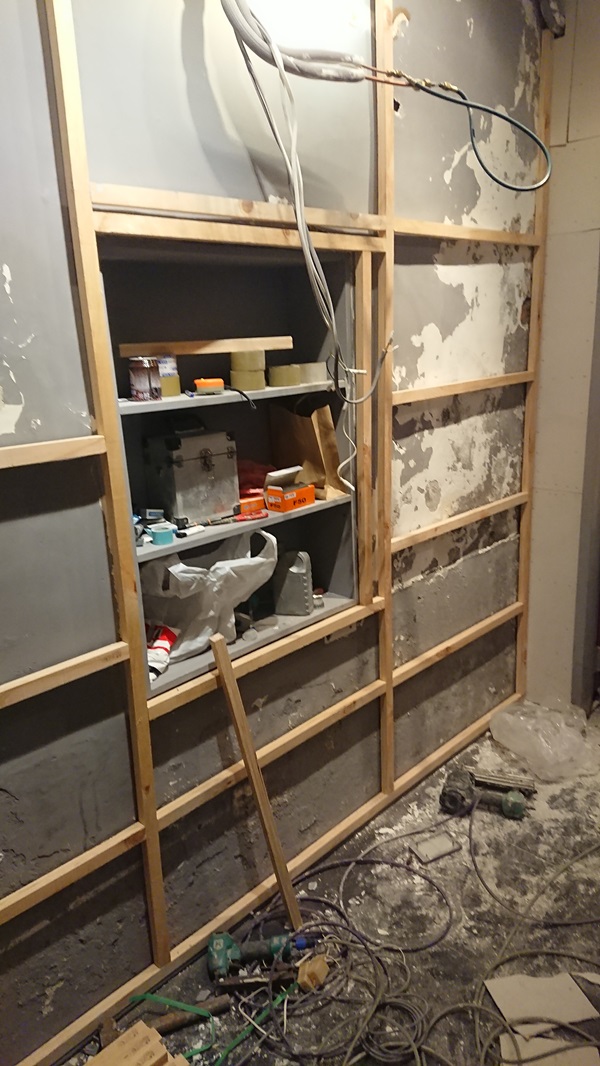 民豐室內裝修-昌吉街祁先生-綜合工程(水電、木工)-針對受損牆面，我們採用專業木工技術進行夾板封閉施工。首先安裝堅固的木製角料框架，確保水平垂直精準，為後續夾板安裝提供穩固基礎