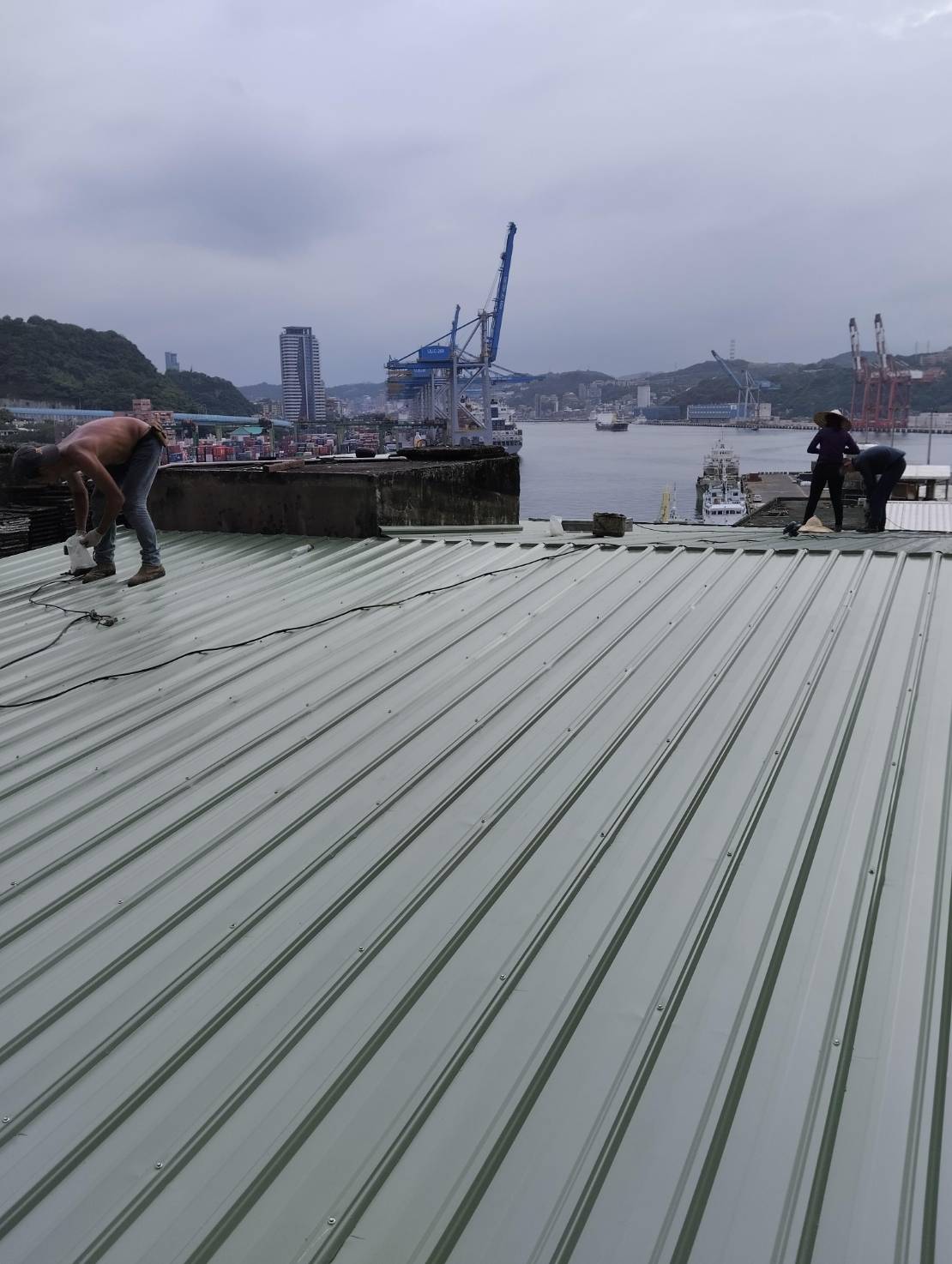 民豐室內裝修-屋頂鐵皮工程-針對已有的鐵皮結構，我們提供專業的維修與更換服務。由經驗豐富的技師評估損壞情況，進行精準的修復或更換，延長鐵皮屋頂的使用壽命，確保其防水性能