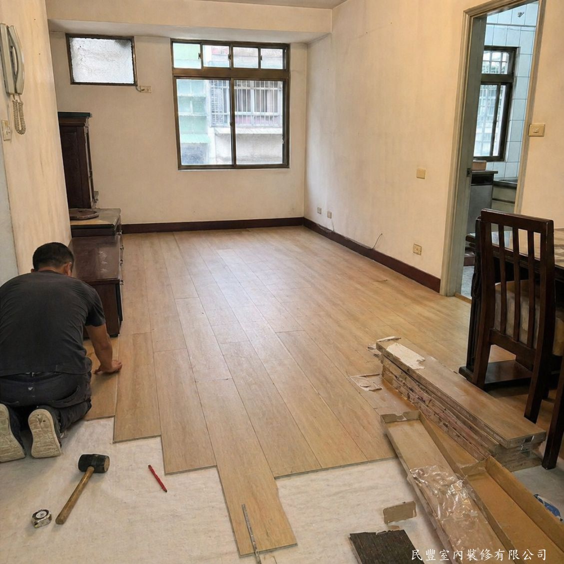 民豐室內裝修-超耐磨木地板-師傅以橡皮槌逐片拼接超耐磨木地板，縫隙均勻緊密，鋪設過程嚴格控管平整度，確保地板咬合紮實、耐壓耐用