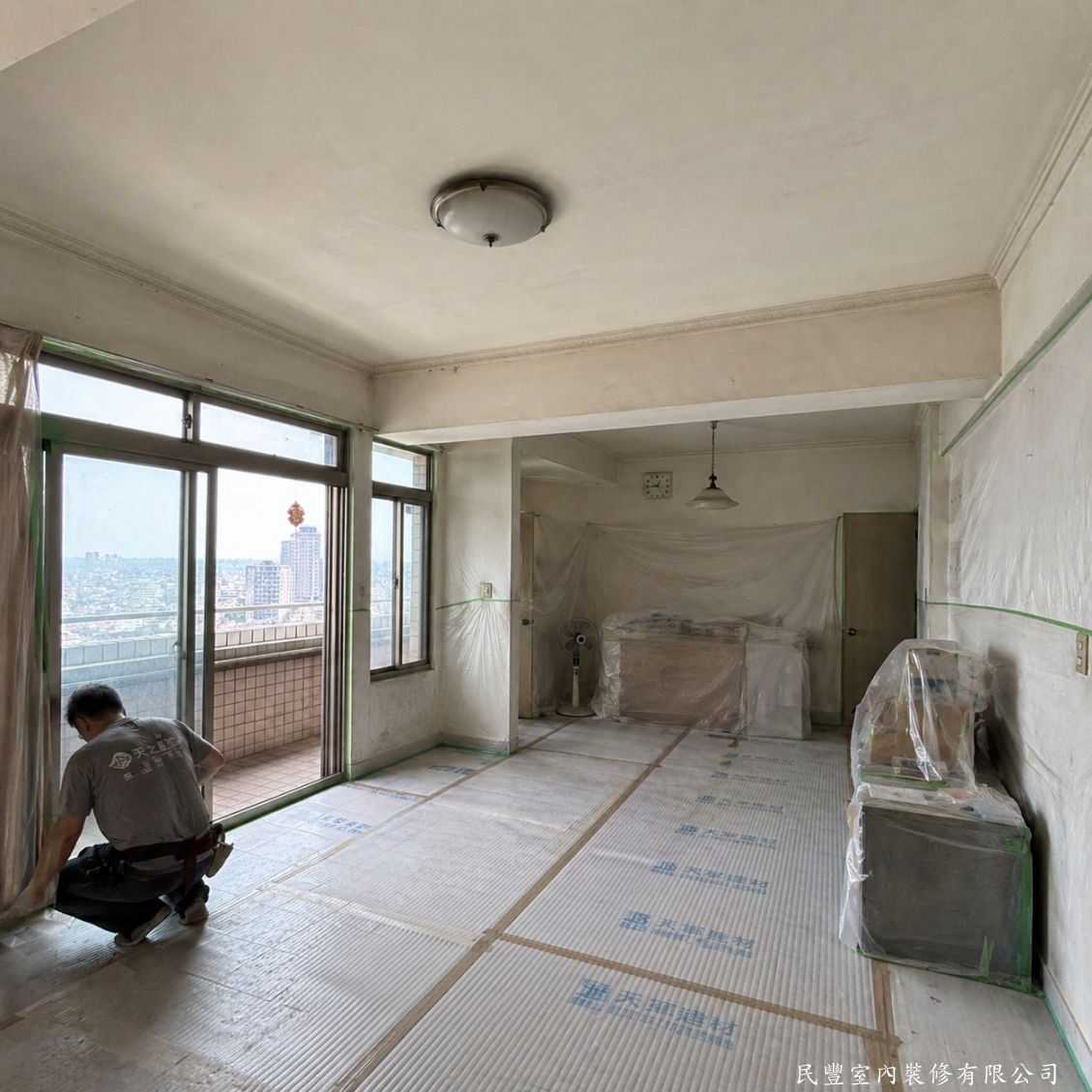 民豐室內裝修-客廳天花板木作平頂施作-施工前師傅以保護膜將全室家具家電妥善包覆，地板鋪設保護板，防止施工粉塵與碎料造成損傷，展現民豐一絲不苟的施工態度