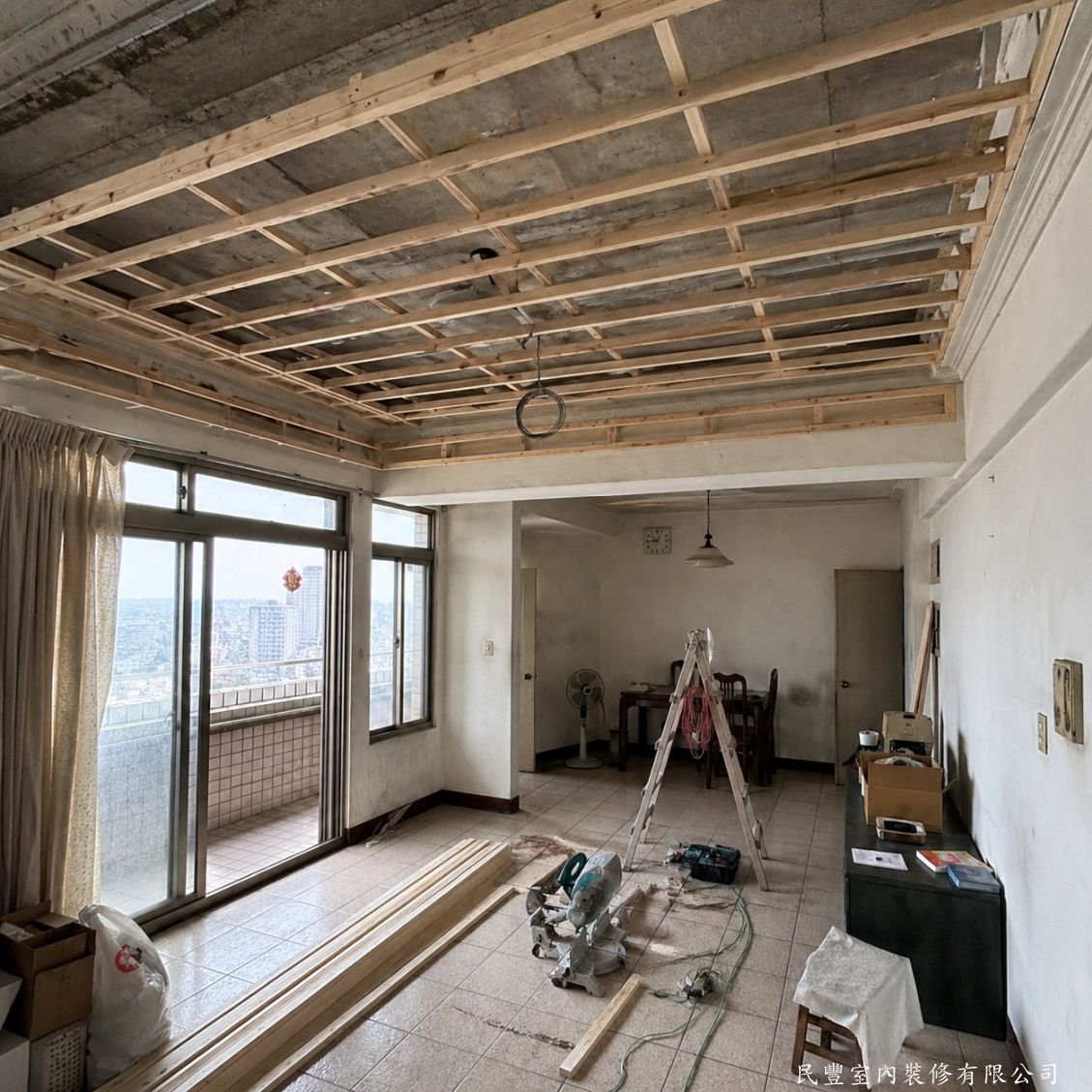 民豐室內裝修-客廳天花板木作平頂施作-舊骨架全面拆除後，師傅重新施作新木角料骨架，結構規整清晰，間接燈槽位置精確預留，確保後續封板與燈帶安裝均能精準到位