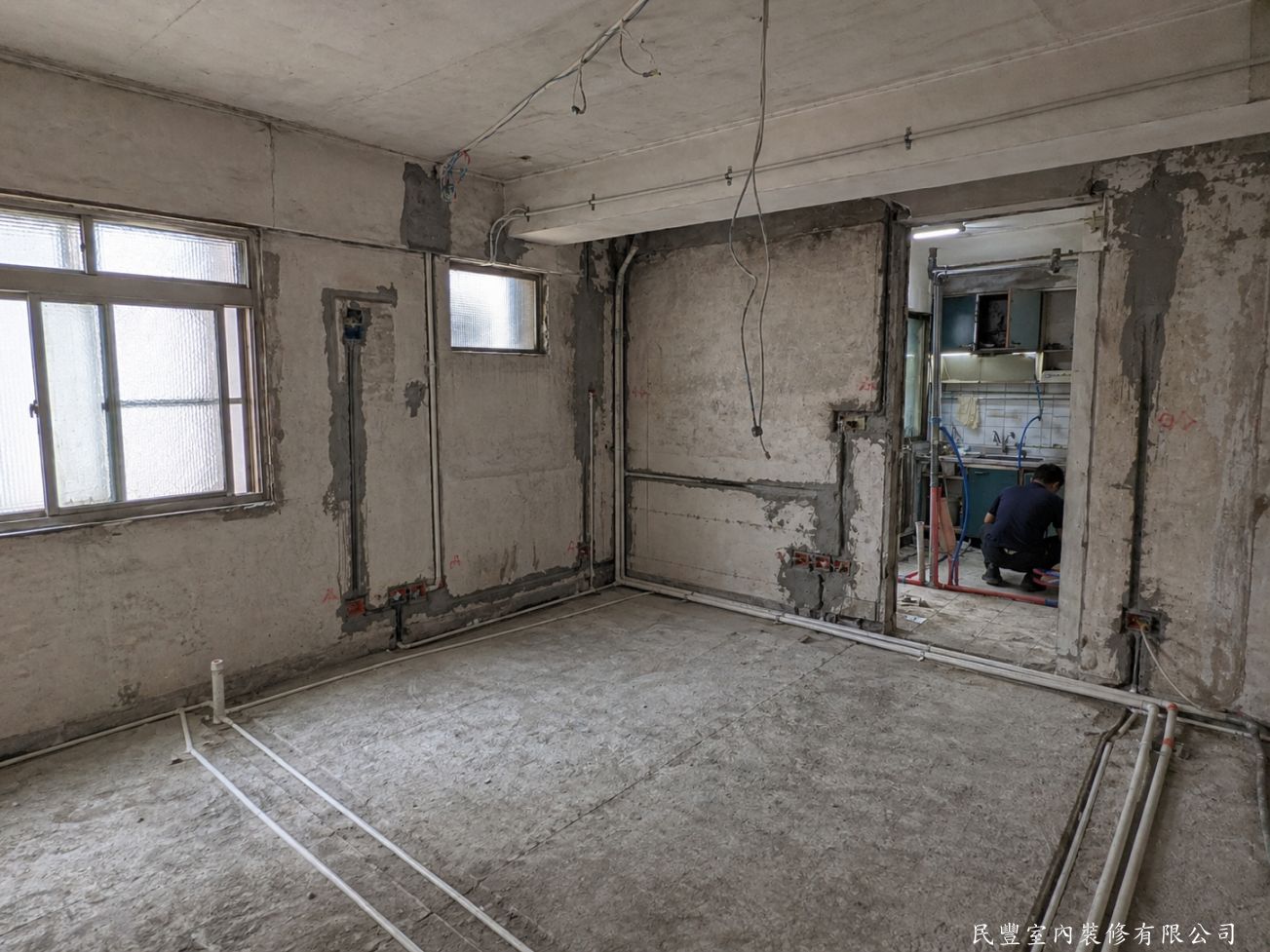 民豐室內裝修-客廳水電木作油漆地板暨廚浴翻新-地板打除後進行全室水電管線重新配置，牆面開槽埋管，確保電路安全、管線規整，為後續各工程建立可靠基礎