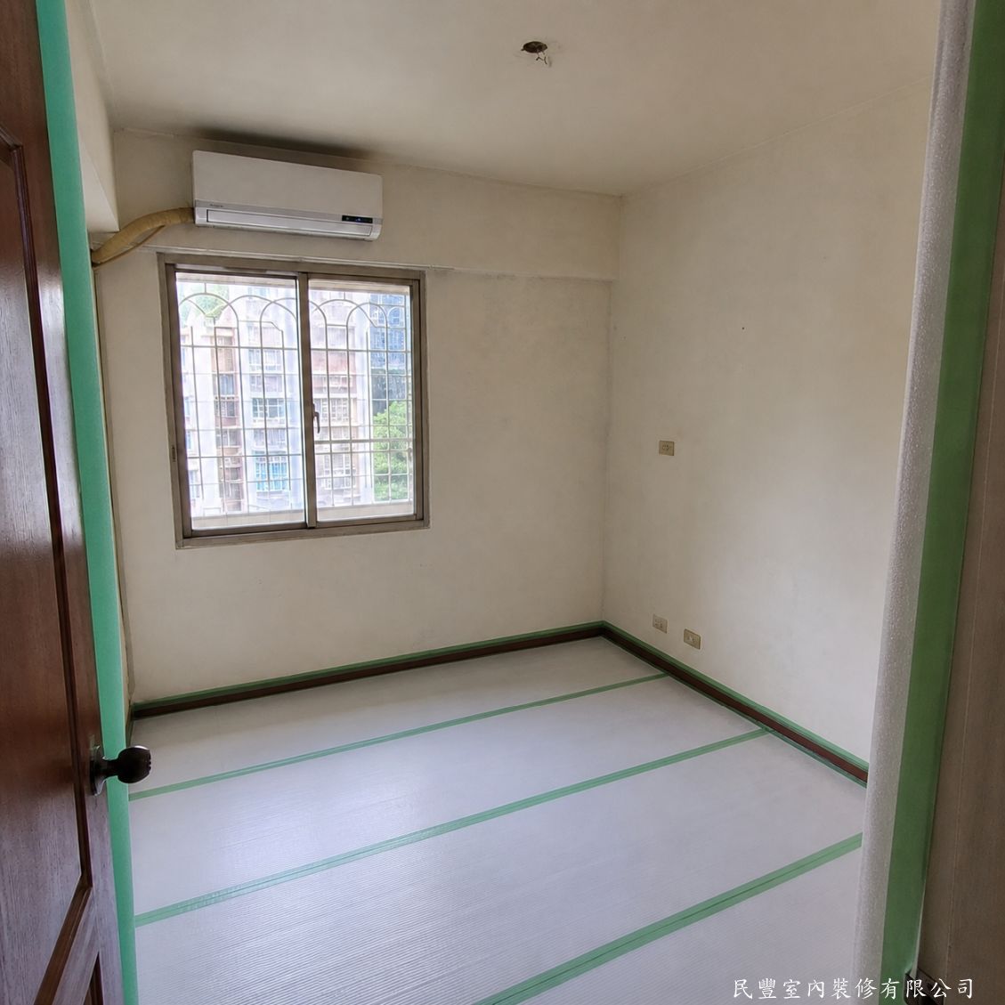 民豐室內裝修-臥室頂天立地衣櫃訂製施作-正式施工前，師傅將地板全面鋪設防護板，四周以美紋膠帶貼護，確保施工過程不損傷磁磚及牆面，體現民豐對施工品質的細心態度