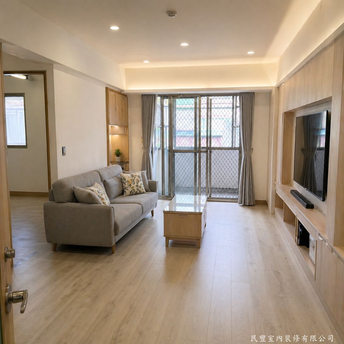 民豐室內裝修-客廳水電木作油漆地板暨浴室翻新-全室翻新完工！客廳木紋電視牆溫潤大氣，天花板間接燈帶與嵌燈搭配明亮舒適，超耐磨木地板溫暖自然，整體空間煥然一新，業主驗收相當滿意