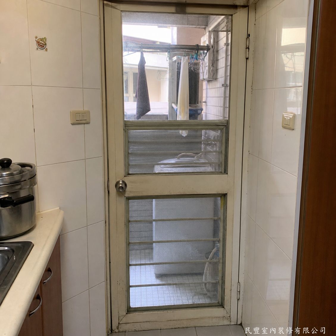 民豐室內裝修-廚房後陽台舊鋁門更換三合一通風門-廚房後陽台舊鋁門框老舊生鏽，門體開關不順，氣密性差，廚房通風散熱不佳。民豐師傅到場評估後，建議更換為三合一通風門，兼顧採光、通風與隱私需求