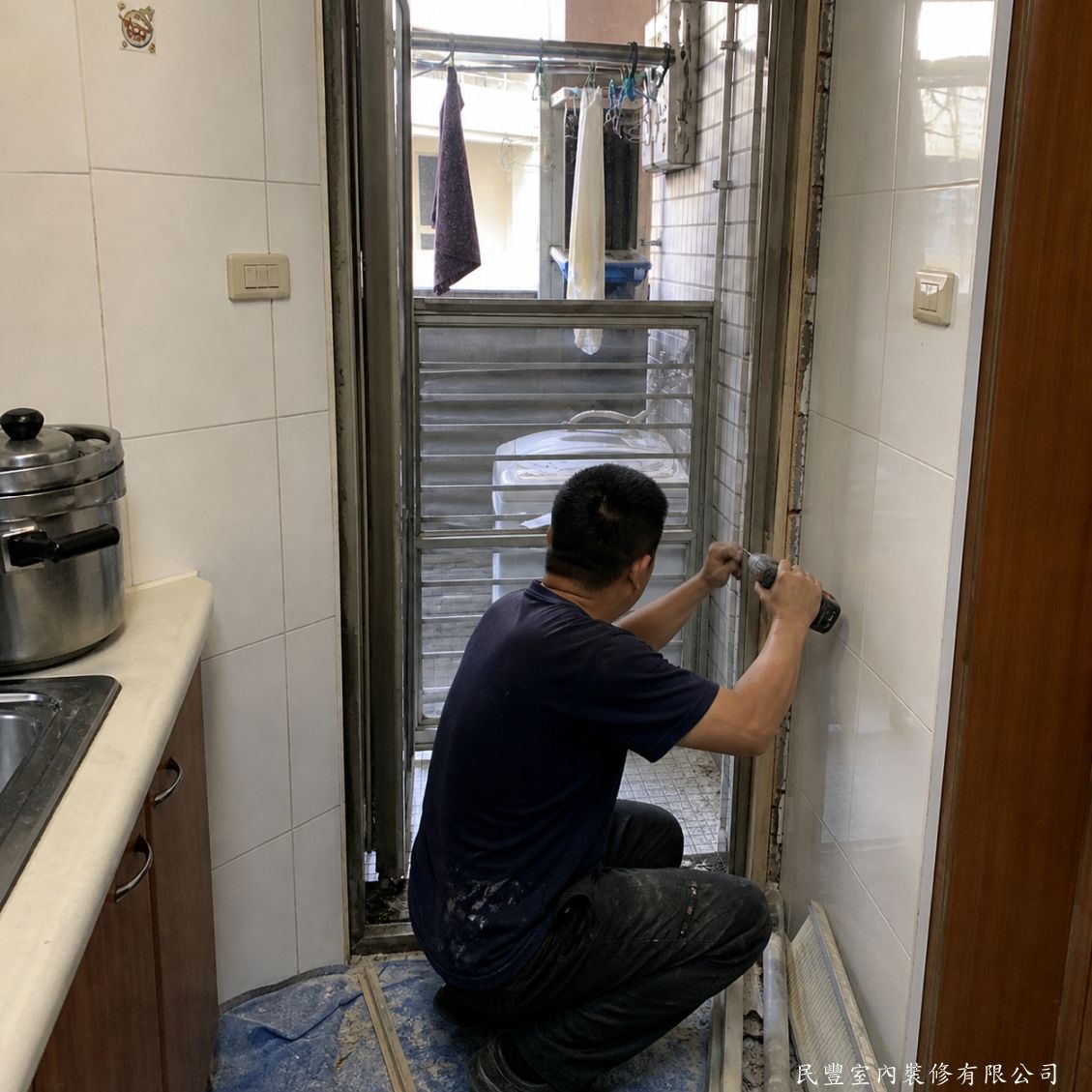民豐室內裝修-廚房後陽台舊鋁門更換三合一通風門-師傅以電鑽拆除舊有鋁門框的固定螺絲，謹慎將舊門框整體移除，地板鋪設保護墊防止損傷，廢料清理完畢後準備新門框安裝