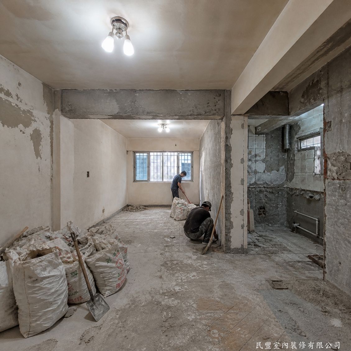 民豐室內裝修-衛浴翻新工程-工程首先進行全室拆除，包含舊有地板、壁面及隔間處理，重新整理基礎結構，為後續各項工程奠定良好施工環境，確保整體工程品質與安全