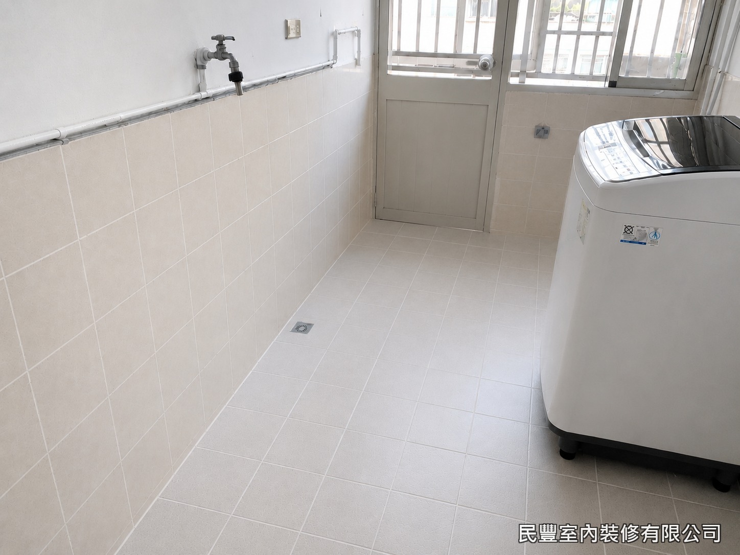 民豐室內裝修-磁磚美縫劑處理-美縫劑填入後趁未乾前以刮刀進行整平收邊,去除多餘材料,使縫面呈現平整光滑的弧面,並用海綿擦拭磁磚面保持清潔