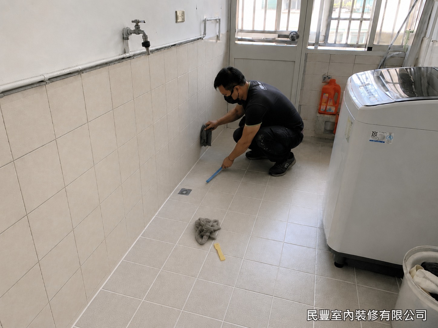 民豐室內裝修-磁磚美縫劑處理-師傅使用工具仔細清除磁磚縫中的舊填縫劑及積累污垢,確保縫隙乾淨無殘留,為後續美縫劑的附著創造最佳基礎條件