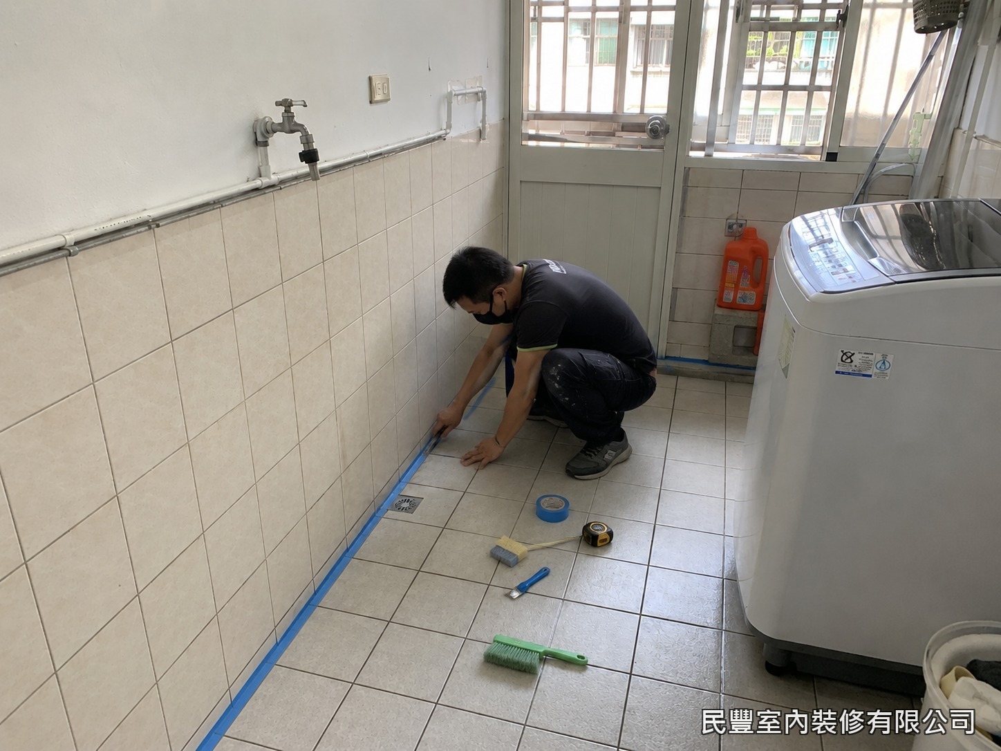 民豐室內裝修-磁磚美縫劑處理-使用批刀將環氧樹脂美縫劑精準填入磁磚縫隙中，施作時保持均勻力道確保填充飽滿，無空洞氣泡，打造防水耐髒的新縫路