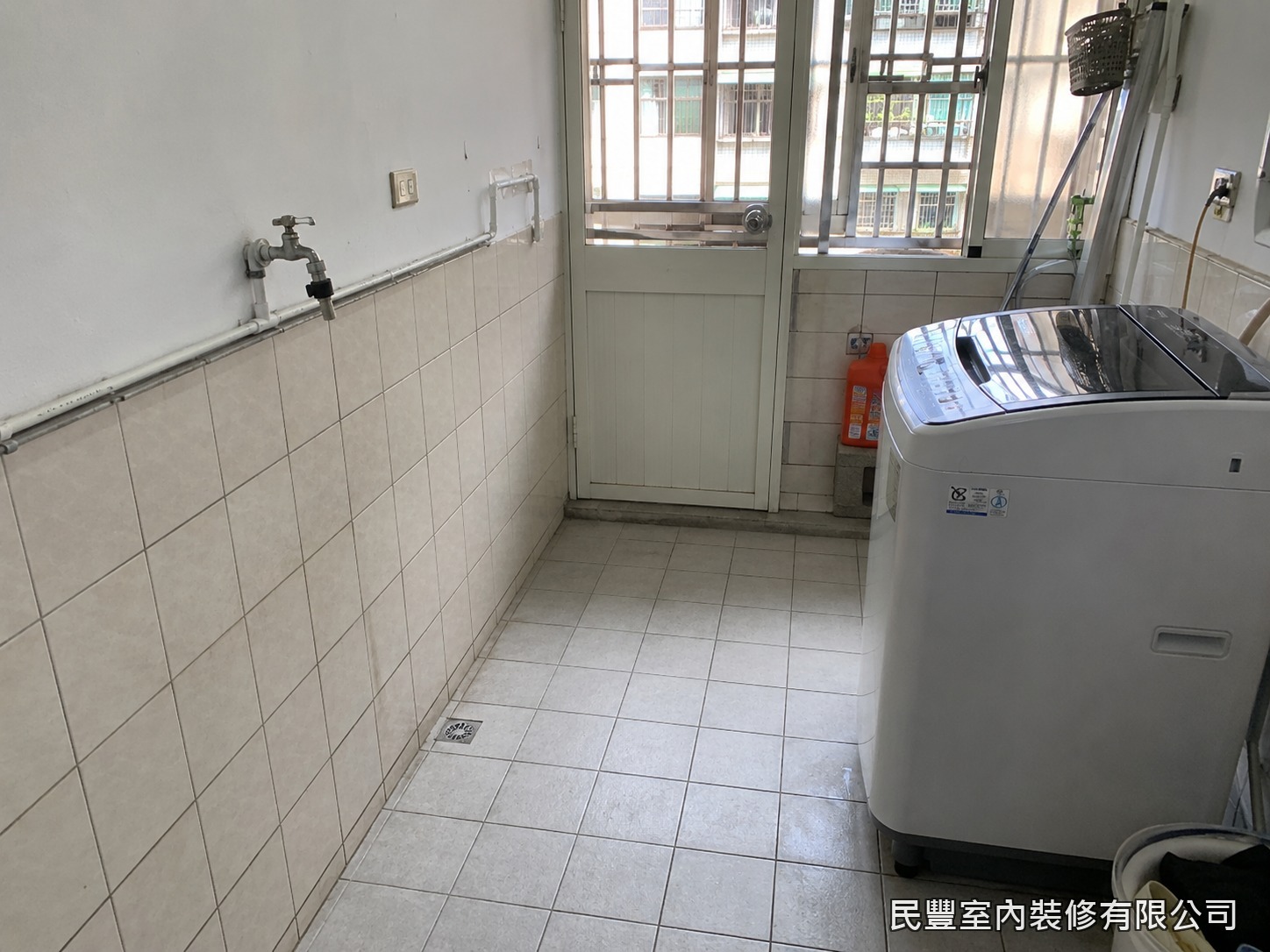 民豐室內裝修-磁磚美縫劑處理-洗衣陽台地面與壁面磁磚縫歷經多年使用,出現老化泛黃、黑縫及污漬問題,屋主希望透過美縫劑處理恢復整潔感,提升空間整體質感與防水效果