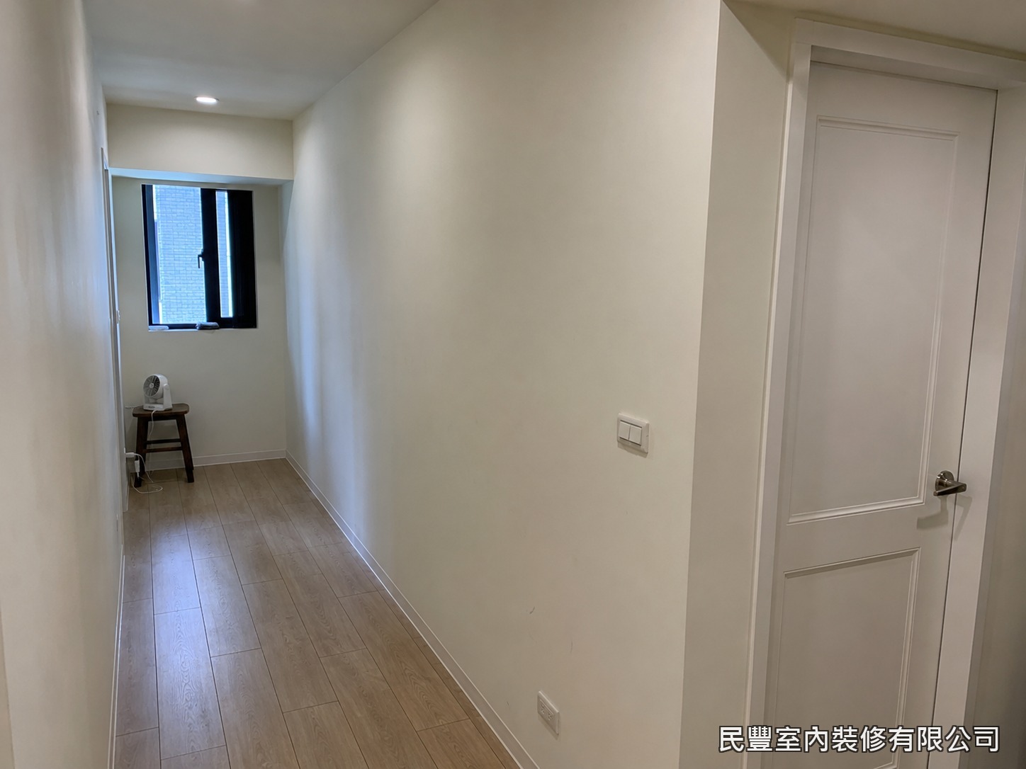 民豐室內裝修-臥室衣櫃-臥室原無任何固定衣物收納設備，空白牆面雖寬敞但缺乏收納機能，業主希望利用整面牆規劃系統衣櫃，提升臥室整齊度與收納效率