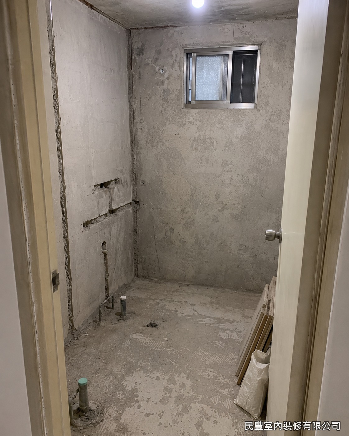 民豐室內裝修-衛浴廚房雙翻新-壁面與地坪清理至結構層,確認原有給排水管位與洩水方向,為重新配置管線做好準備