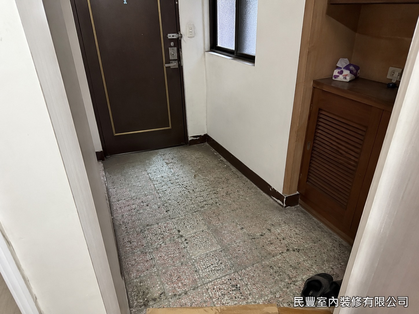 民豐室內裝修-SPC平鋪地板-玄關原況為老舊花紋地磚，表面高低差與縫隙藏污納垢，業主希望不大興土木快速翻新，委託民豐室內裝修以SPC平鋪工法處理