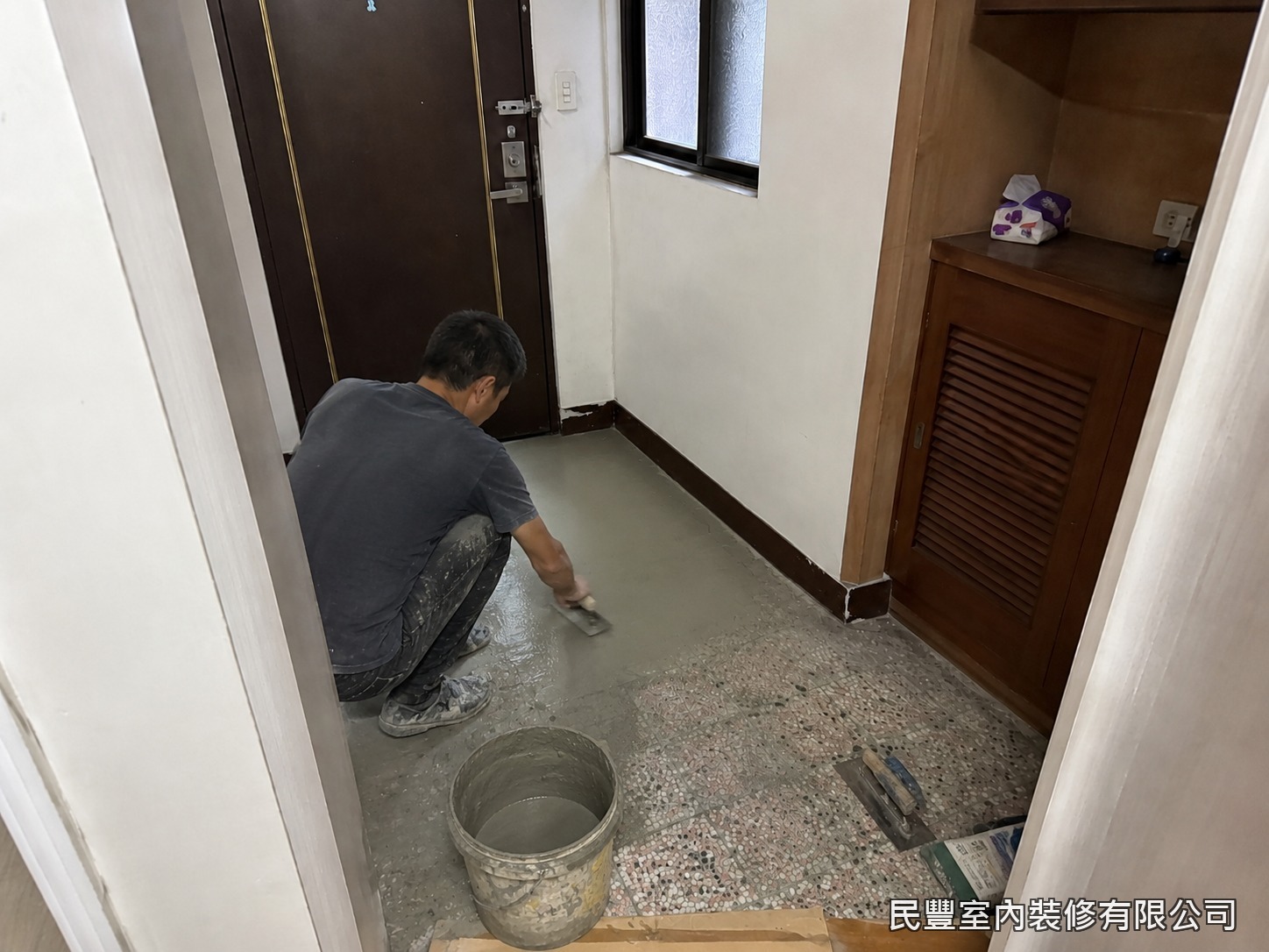民豐室內裝修-SPC平鋪地板-免打除既有磁磚，以自流平水泥直接整平地坪，填補縫隙與高低差，提供SPC地板平整穩固的鋪設基面