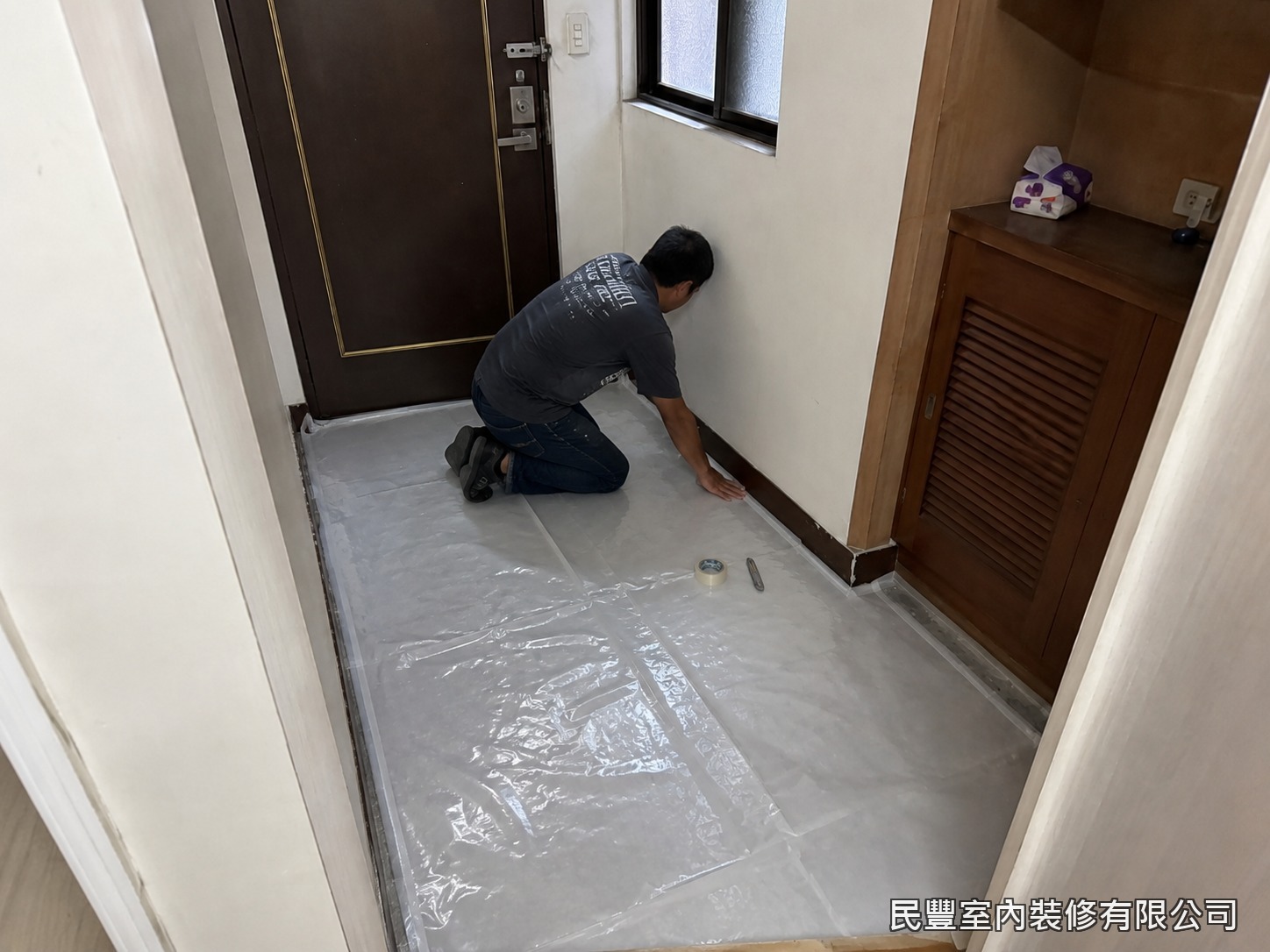 民豐室內裝修-SPC平鋪地板-待水泥乾燥後滿鋪防潮墊，阻隔地面濕氣上返，同時提升踩踏靜音效果，延長地板使用壽命
