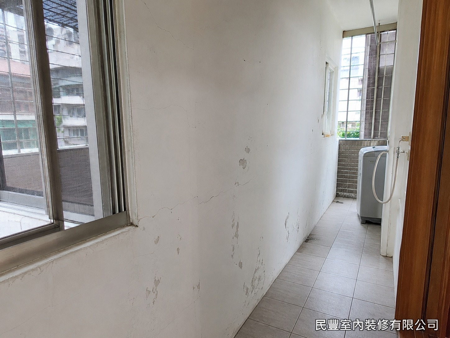 民豐室內裝修-局部壁面補漆-走道壁面原況受潮髒污、漆膜斑駁起泡，局部並有裂痕，業主委託民豐室內裝修進行局部補漆修繕