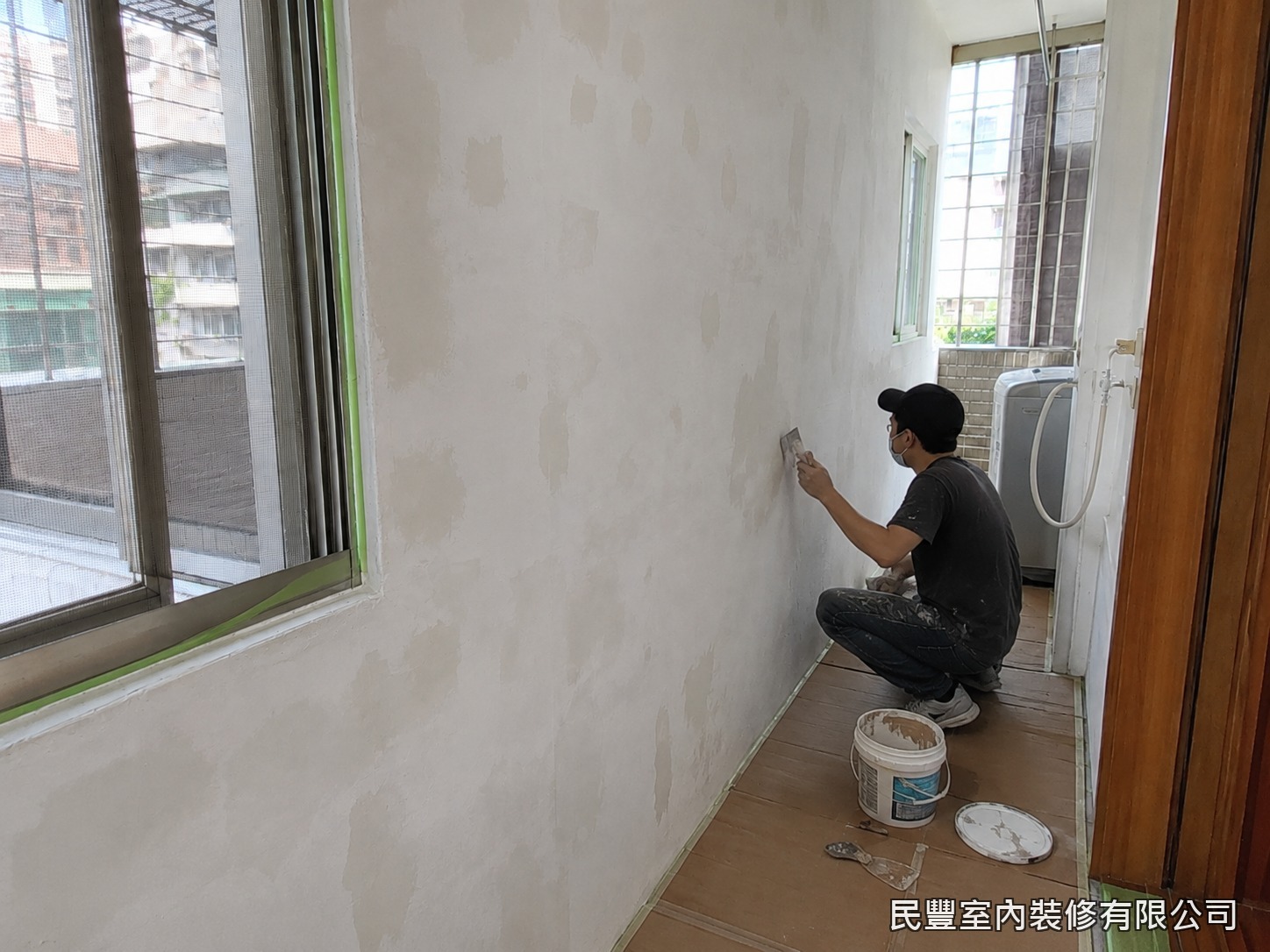 民豐室內裝修-局部壁面補漆-先鏟除鬆脫漆膜並批土整平，門窗以膠帶遮蔽保護，確保面層平整、交界乾淨俐落