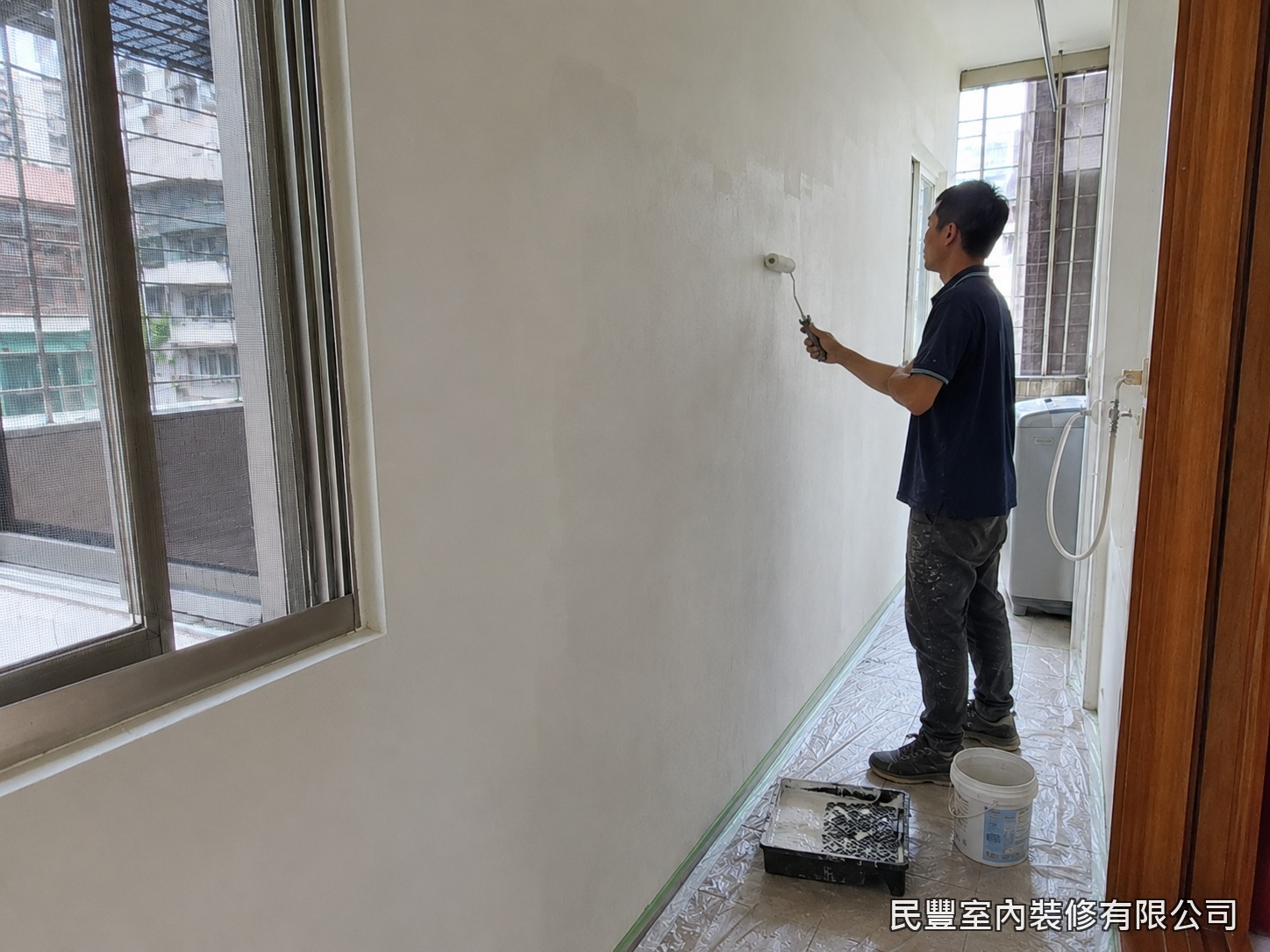 民豐室內裝修-局部壁面補漆-批土研磨後以滾筒均勻塗佈乳膠漆，兩道施作遮蓋力佳，牆面色澤均勻飽和