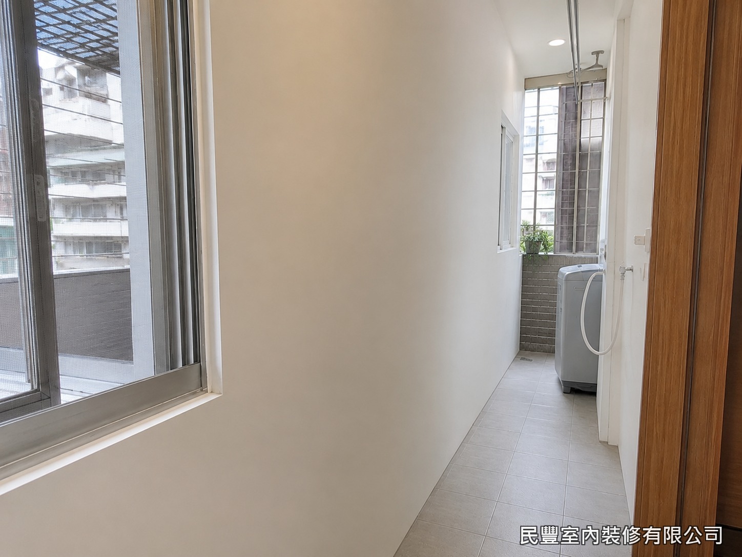 民豐室內裝修-局部壁面補漆-完工後走道壁面潔白明亮平整如新，搭配既有地磚清爽舒適，民豐室內裝修快速完成局部修繕