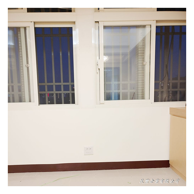 和平東路蔡先生-粉刷工程-完工實景，在完成牆面的基礎處理後，我們進行了精細的批土研磨工作，確保牆面平整光滑；接著使用高品質防水漆進行粉刷，並對接縫處使用AB膠進行填縫處理；最後在需要的區