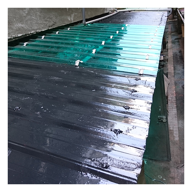 忠孝東路楊先生-鐵皮粉刷工程-完工實景，除鏽清理完成後，我們依序施作高品質紅丹防鏽漆和專業浪板漆。紅丹防鏽漆能有效阻隔空氣和水分與金屬接觸，從根本上預防銹蝕形成