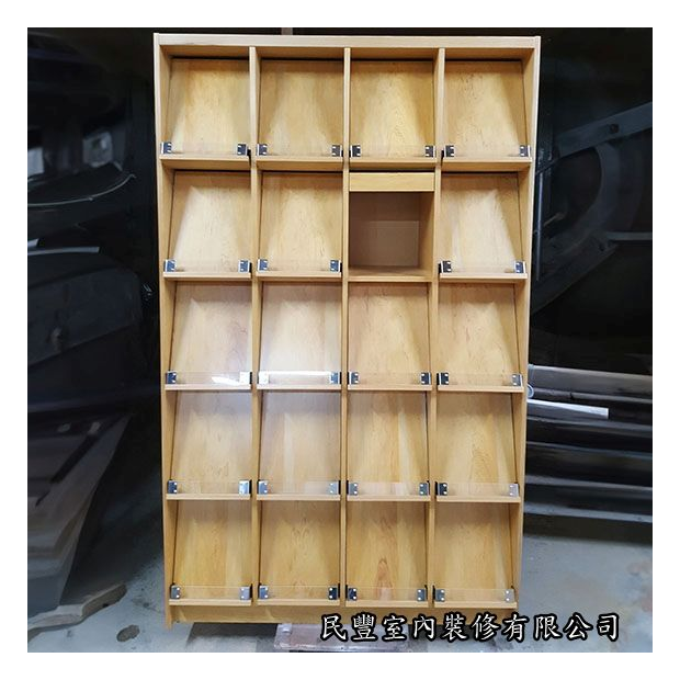 工廠-客製化家俱-書報框製作-完工實景，民豐工程三峽分公司專為圖書館客戶打造的期刊展示架，採用優質木材與先進工藝精心製作。每個展示格都經過精確測量與切割，確保尺寸一致且符合各類期刊的標準