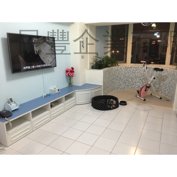 工廠-客製化家俱1-完工實景，這款圓桌作品展現了我們在精細木工領域的專業技藝。桌面採用優質實木，表面處理平滑細緻，呈現出優雅的自然木紋。桌腳設計結合美觀與穩固性，整體比例協調完美