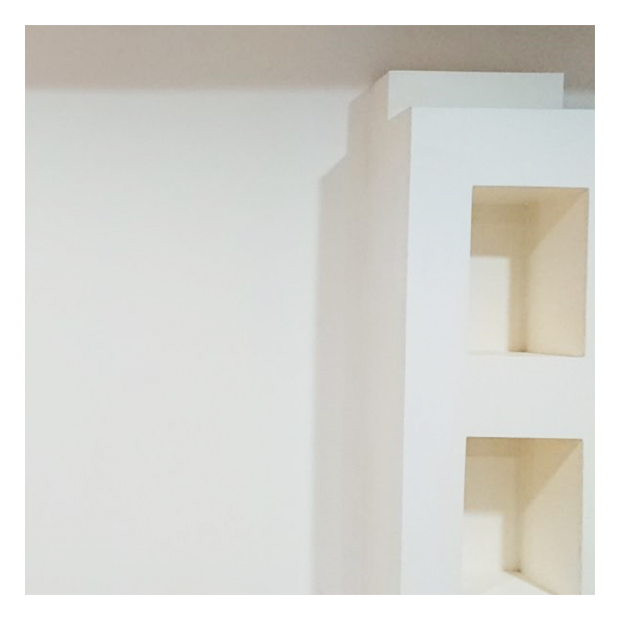 內湖路李小姐-拆除修補工程-完工實景，拆除工作由我們的專業團隊小心執行，確保不損傷牆面結構。拆除完成後，我們發現牆面有多處因書櫃固定所留下的痕跡和孔洞