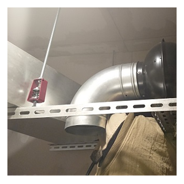 昌吉街祁先生-綜合工程(水電、木工)-針對電腦機房的特殊需求，我們設計並安裝了專業的通風系統。首先架設穩固的風管支架與壁震懸吊系統，確保風管運行穩定無噪音