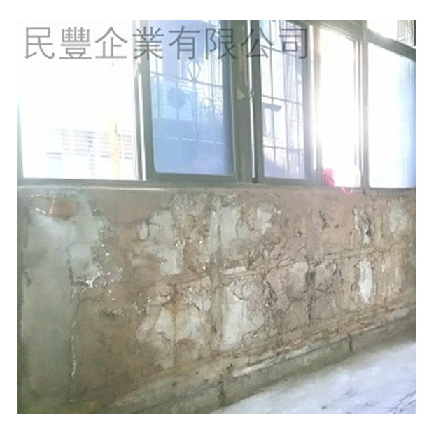 長泰街張先生-拆除工程-完工實景，拆除工程依照計劃有序進行，我們的專業團隊拆除了房間內的所有老舊裝修構件，包括壁櫃、層架及其他附著物