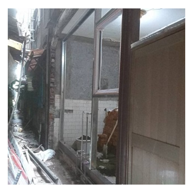 勝利街李小姐-衛生下水道外牆退縮工程-完工實景，為提升空間美觀度與使用便利性，我們在新外牆進行了專業磁磚鋪貼，並重新安裝衛浴設備