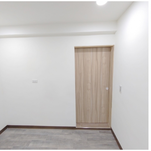 福興路周先生-綜合工程-泥作、瓷磚、拉門、地板-完工實景，廚房木作拉門採用優質木材精心製作，兼具美觀與實用性。我們的木工師傅細心處理每一個細節，確保拉門開關順暢，同時呈現精緻的木工質感