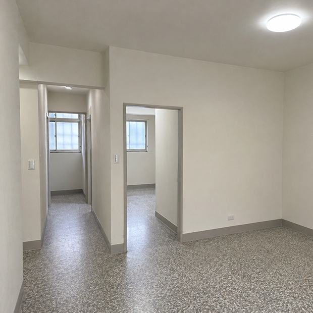 浴室陽台防水工程-完工實景，經過全室油漆翻新與重點區域防水施作，原本斑駁老舊的空間蛻變為潔淨明亮的居家環境