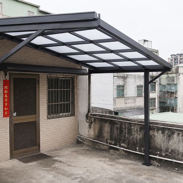 陽台欄杆窗格扶手更換-施工前陽台欄杆漆面大面積剝落、全面銹蝕，結構強度已受影響，存在安全疑慮。民豐師傅評估確認需全面拆除更換，依原有造型重新製作