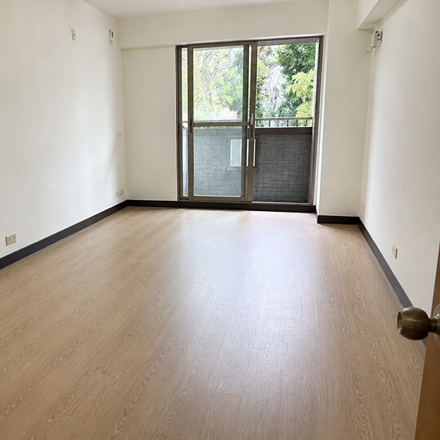 超耐磨木地板浮鋪翻新-施工前空屋，磁磚地板搭配深色踢腳板，冬冷感重，視覺較為生硬。業主希望全室換鋪超耐磨木地板，改善居住溫潤感。民豐師傅評估地面平整度後確認採浮鋪工法施作
