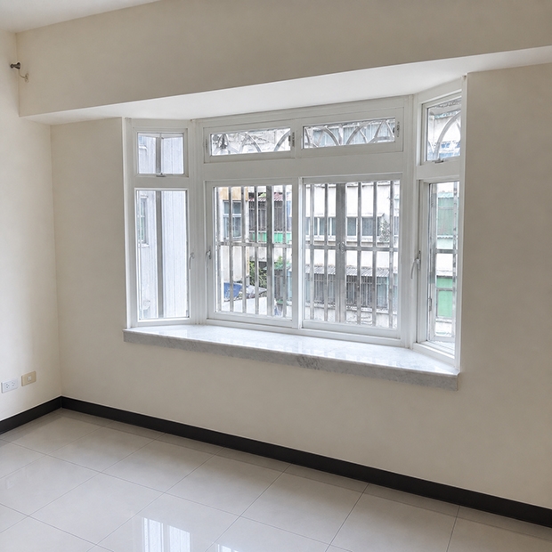 板橋李先生－局部工程：鋁門窗凸窗更換與防水施作-完工實景，工程完成後由施工師傅與業主共同驗收，逐一確認防水密合、開關順暢、外觀整齊。凸窗設計讓室內自然採光大幅提升，通風效果良好，業主對施