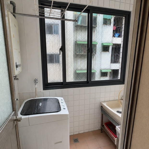 氣密窗-完工實景，冷氣孔封補與窗戶更新完工，閒置孔洞封實平整、新窗緊密牢固，後陽台防水大幅提升，空間清爽整潔煥然一新