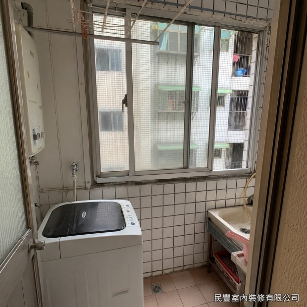 氣密窗-後陽台原有老舊鋁窗與閒置冷氣孔，窗體密合度不佳且牆面老化，屋主希望封補多餘冷氣孔並更新窗戶，提升陽台防水與整潔度