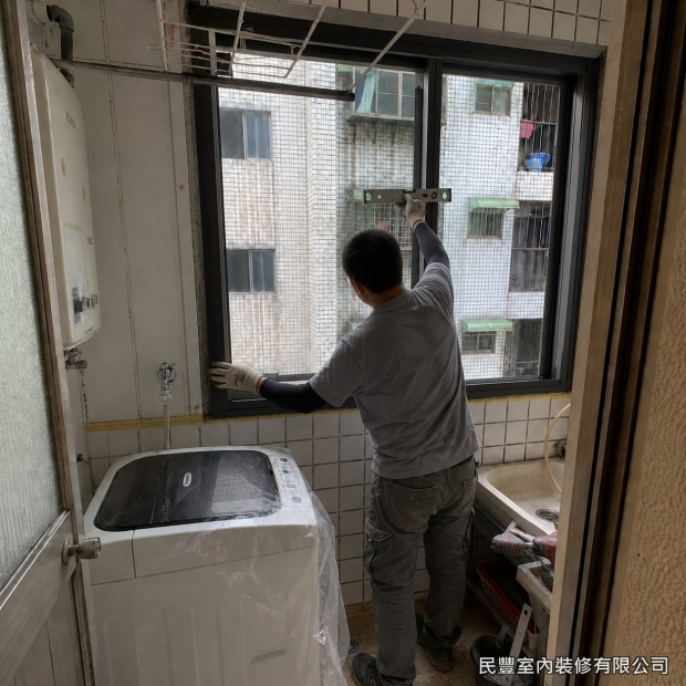 氣密窗-師傅將窗扇與玻璃裝入校正後的窗框，逐點鎖固於結構牆並檢查開合順暢度，確保窗體穩固牢靠不晃動