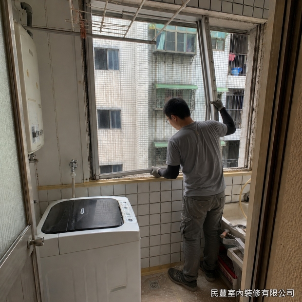 氣密窗-於窗框與牆面接縫處施作塞水路防水，填入防水砂漿確實封填縫隙，阻絕雨水滲入，提升陽台整體防水性能