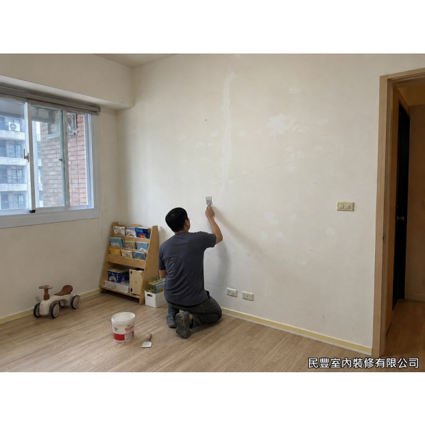兒童房彩色牆-師傅以刮刀細心批覆批土，修補牆面細微裂縫及凹凸不平處，確保底材平整均勻，為後續彩色油漆提供良好附著基底，避免成品出現不平整或起泡情形