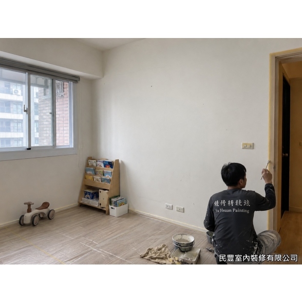 兒童房彩色牆-師傅以扁刷仔細塗刷第一層白色底漆，完整遮蓋舊牆面色差，加強後續彩色漆的附著力與色彩飽和度，確保最終成品顏色均勻鮮豔，耐久性更佳