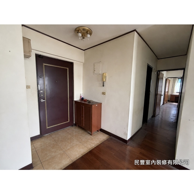 全室系統傢具裝修-施工前詳細記錄原始屋況，玄關磁磚老舊、木地板陳舊，燈具設備均已使用多年