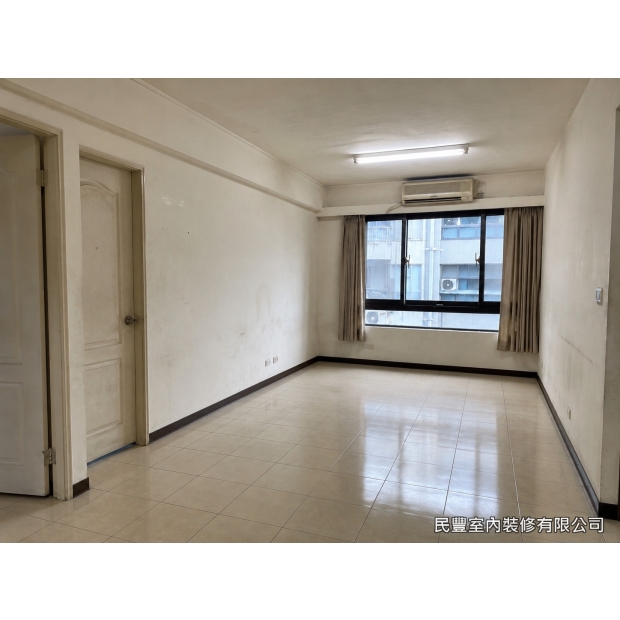 全室翻新整合施工-施工前完整記錄老屋現況，舊式磁磚地板、老舊天花板燈具及原裝分離式冷氣，各項設備已使用多年老化，整體格局陰暗