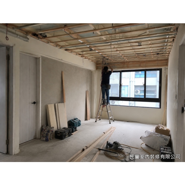 全室翻新整合施工-水電師傅在打除後的裸牆全面重新配管，電源迴路、燈具線路、插座預留均依新配置施作，導管固定牢靠，所有管路依規範走線，確保日後用電安全無虞