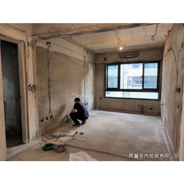 全室翻新整合施工-兩名師傅協力使用電動鑿除機全面打除舊磁磚，地面碎磚裝袋有序清運，打除後地面平整清潔，為後續新地板鋪設及重新粉光打底做好充分準備